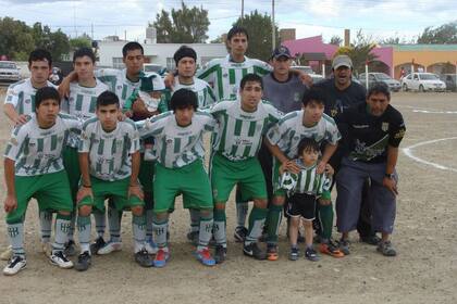 En Puerto Deseado, Banfield juega sobre una alfombra... de tierra
