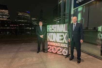 En Puerto Madero: Luis Ovsejevich, presidente de Fundación Konex, junto a Joaquín María de Arístegui Laborde, embajador de España