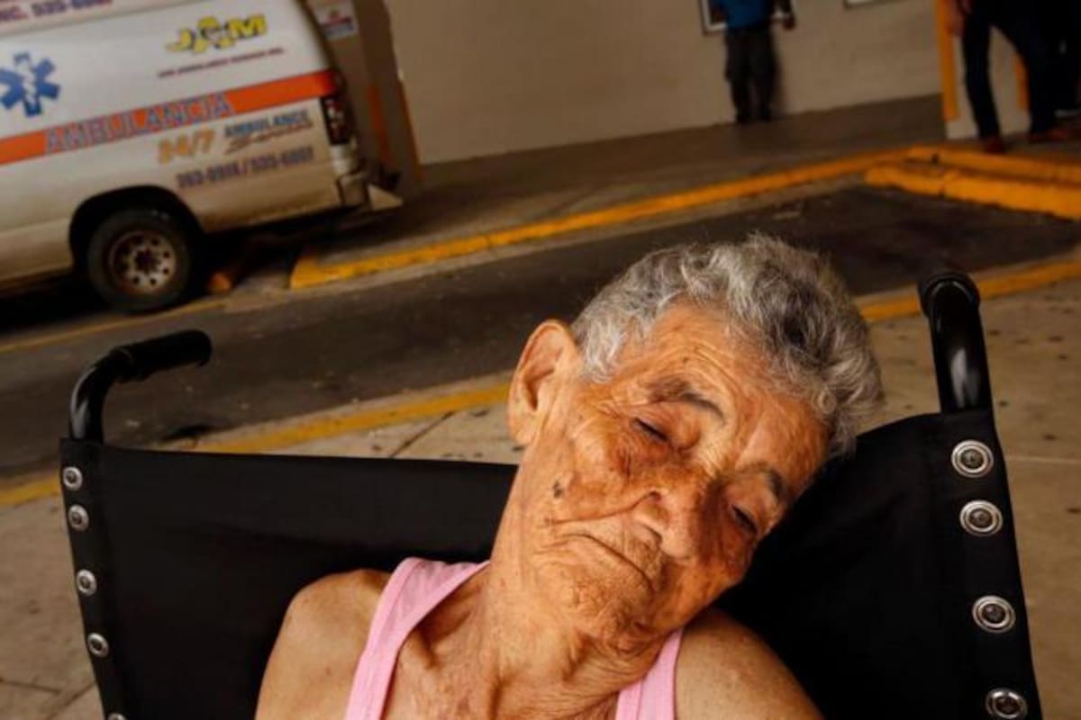En Puerto Rico es común esperar meses y hasta más de un año para tener una cita con ciertos especialistas médicos. En la foto una persona de edad avanzada frente a una sala de emergencias de la isla.