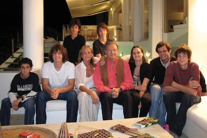 En Punta del Este, donde tienen una casa, rodeados por sus nietos, los hijos de Mariano, María y Jacinta.