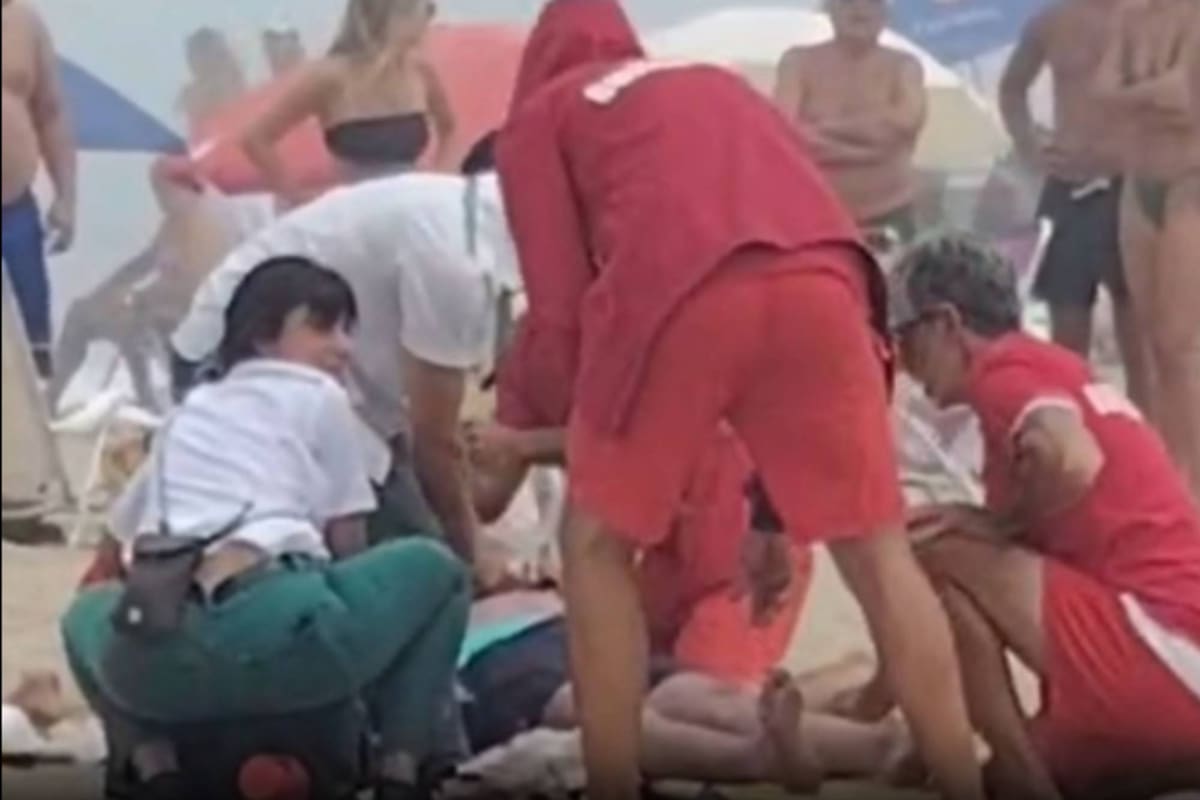 En Punta del Este: nadaba en el agua, lo picó un insecto y tuvo que ser reanimado por guardavidas.