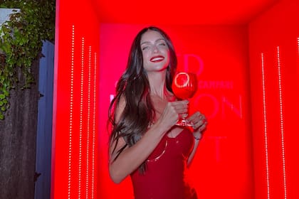 En Punta del Este. Zaira Nara se divierte en la noche esteña.