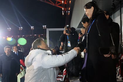 En Pyeongchang, el presidente surcoreano, Moon Jae-in, saludó a Kim Yo-jong, hermana del dictador norcoreano