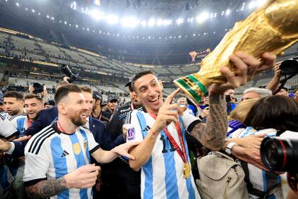 En Qatar, Ángel Di María advierte a Lionel Messi que la Copa del Mundo con la que festejó no es la original; rosarinos ambos, son compinches luego de tantos años de seleccionado argentino.