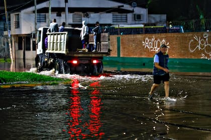 En Quilmes, por la crecida, el agua llegó al barrio Luján III, cerca del balneario de esa localidad; los vecinos debieron ingresar a la zona en la caja de camiones que dispuso la municipalidad