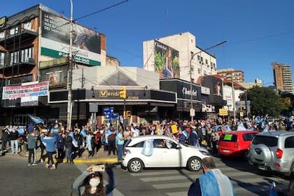 En Ramos Meijía, partido de La Matanza, la gente se congregó sobre la vereda para manifestare; la convocatoria, que surgió en las redes sociales, tuvo su epicentro en el Obelisco, pero se hizo notar en todo el país