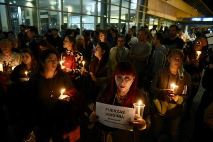 En reclamo por la violencia cotidiana en Rosario, decenas de mujeres se concentraron en el hospital donde estaba internada la profesora de danzas árabes Virginia Ferreyra