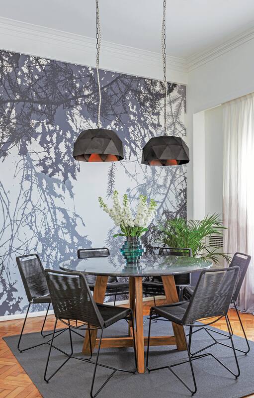 Sillón (Mesopotamia BA). Funda confeccionada por la dueña de casa. Almohadones rayados (Bag It). Manta (Luna Deco). Mural ‘Bosque’ (Tinta Chini). Maceta (Enraizar) Fotografía ‘Aldea Yeyi’ (Martín Sigal).