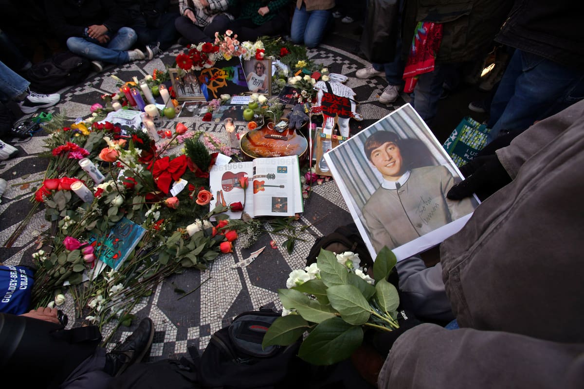 En recuerdo de John Lennon, multitudes se reúnen y dejan flores en el mosaico "Imagine" en Strawberry Fields en Central Park, en Nueva York, el 8 de diciembre de 2010