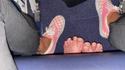 En Reddit, un usuario mostró la inapropiada actitud de un hombre que viajaba detrás suyo en un vuelo