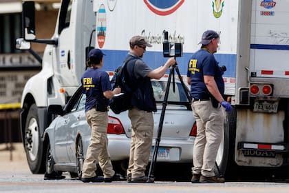 En redes sociales circulan imágenes en las que se observa a personal del FBI trabajar en la escena del incidente