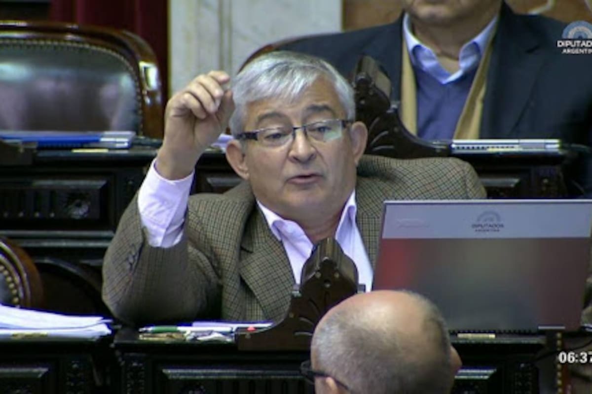 En redes sociales, el legislador se defendió: "Hoy en una entrevista radial traté a la fiscal Simesen De Bielke de atorranta. Atorrante es un americanismo que significa 'vago', 'holgazán', 'desvergonzado'; no fue la palabra más adecuada, pido disculpas públicas a la Fiscal".