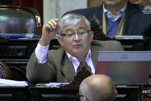 En redes sociales, el legislador se defendió: "Hoy en una entrevista radial traté a la fiscal Simesen De Bielke de atorranta. Atorrante es un americanismo que significa 'vago', 'holgazán', 'desvergonzado'; no fue la palabra más adecuada, pido disculpas públicas a la Fiscal".