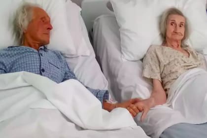 En Reino Unido, dos adultos mayores que pasaron más de seis décadas juntos pudieron despedirse gracias al gran gesto de una enfermera