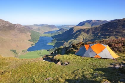 En Reino Unido este verano creció la venta de carpas y otros equipos para hacer camping