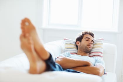En relación a los ingresos está comprobado que si una persona está en un nivel social/económico bajo tiende a dormir más la siesta que una que pertenece a un nivel socioeconómico alto