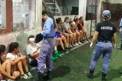 En Resistencia, Chaco, un grupo de mujeres decidió alquilar una cancha para jugar al fútbol a pesar de la cuarentena.