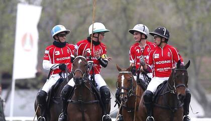 En rigor, cuatro de los protagonistas del desenlace de Hurlingham son amigos: Cambiaso, Bartolomé y Camilo Castagnola, y Monteverde, que compartieron Scone en el Abierto de Jockey Club de 2024.