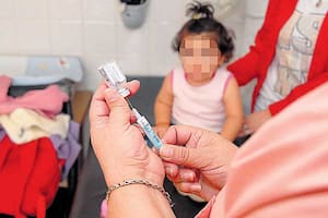 En Río Gallegos, un chico recibe la vacuna monovalente