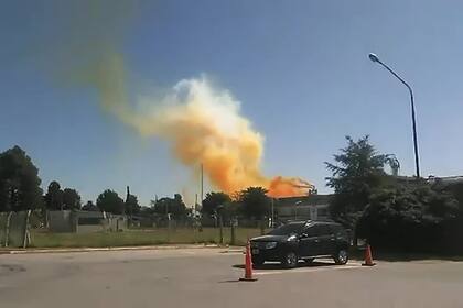 En Río Tercero se vio una columna de humo naranja por la fuga de ácido nítrico