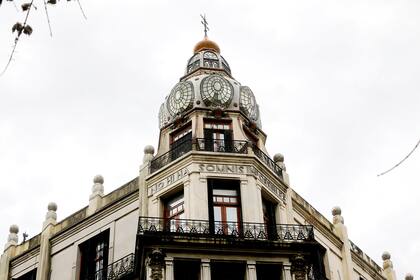En Rivadavia 2001, esquina Ayacucho, cerca del Congreso, el edificio se diferencia por su cúpula de vidrio y una frase en catalán "No hi ha somnis impossibles", en homenaje a Gaudí