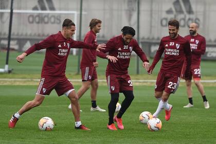 En River llegó el contacto con la pelota... y sólo falta una semana para jugar en Brasil
