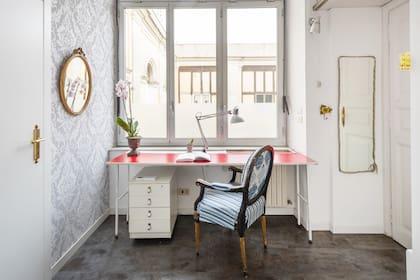 En Roma, la venta del cuarto, una mesa despojada y un sillón de diferentes estilos dan armonía al espacio