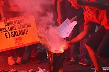En Roma manifestantes quemaron facturas de luz y advirtieron que los precios pueden subir hasta 60% en los próximos meses