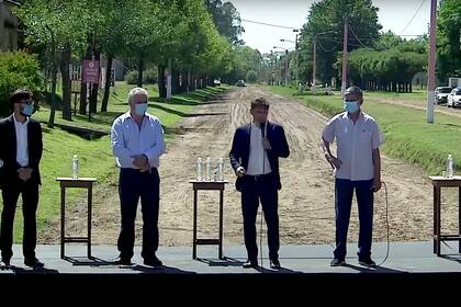 En Roque Pérez, Kicillof presentó un plan de mejoras de caminos rurales