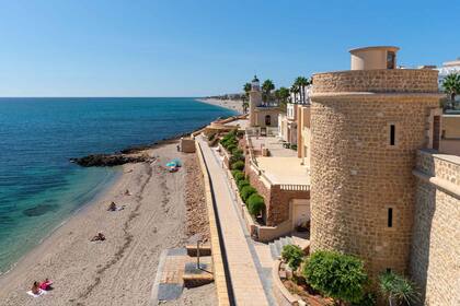 En Roquetas de Mar sobresalen las playas y los restaurantes de mariscos frescos que atraen a los amantes de la vida costera. Ubicado en la Costa de Almería de España, también cuenta con un castillo del siglo XVII, un parque acuático y reservas naturales. (Foto: www.espanaguide.com/es/roquetas-de-mar)