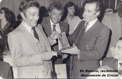En Rosario, cuna de la Bandera Argentina, Bernardo Héctor Reyes le entrega a Alberto Olmedo la Bandera de Cristal, una distinción que reconocía sus méritos como embajador de la ciudad a orillas del Paraná