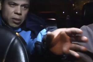 En Rosario, un taxista puso una cámara oculta en su auto y filmó cómo lo asaltaban