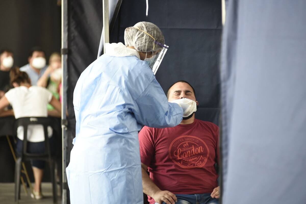 En Rosario, una de las ciudades acorralada por la tercera ola, los casos se triplicaron en pocos días