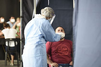 En Rosario, una de las ciudades acorralada por la tercera ola, los casos se triplicaron en pocos días