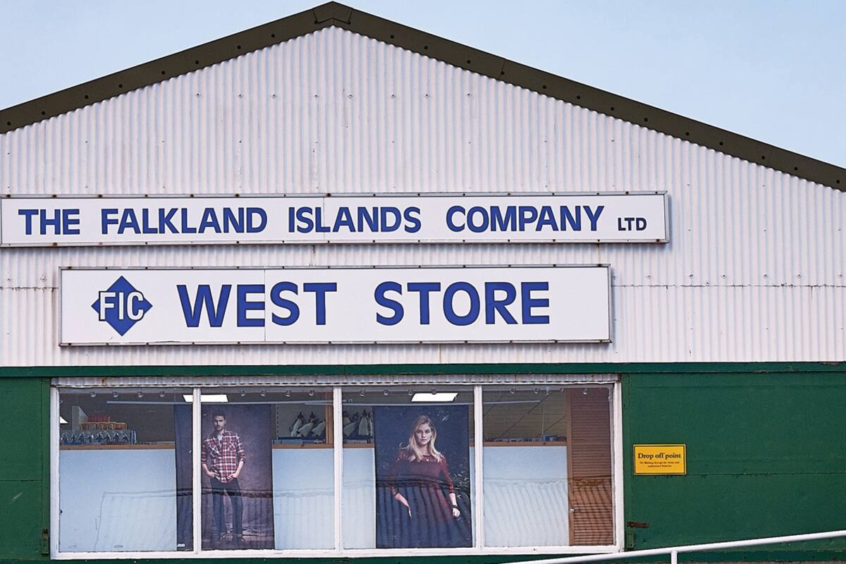En Ross Road, la calle principal de Puerto Argentino, se ubica uno de los supermercados grandes, el West Store