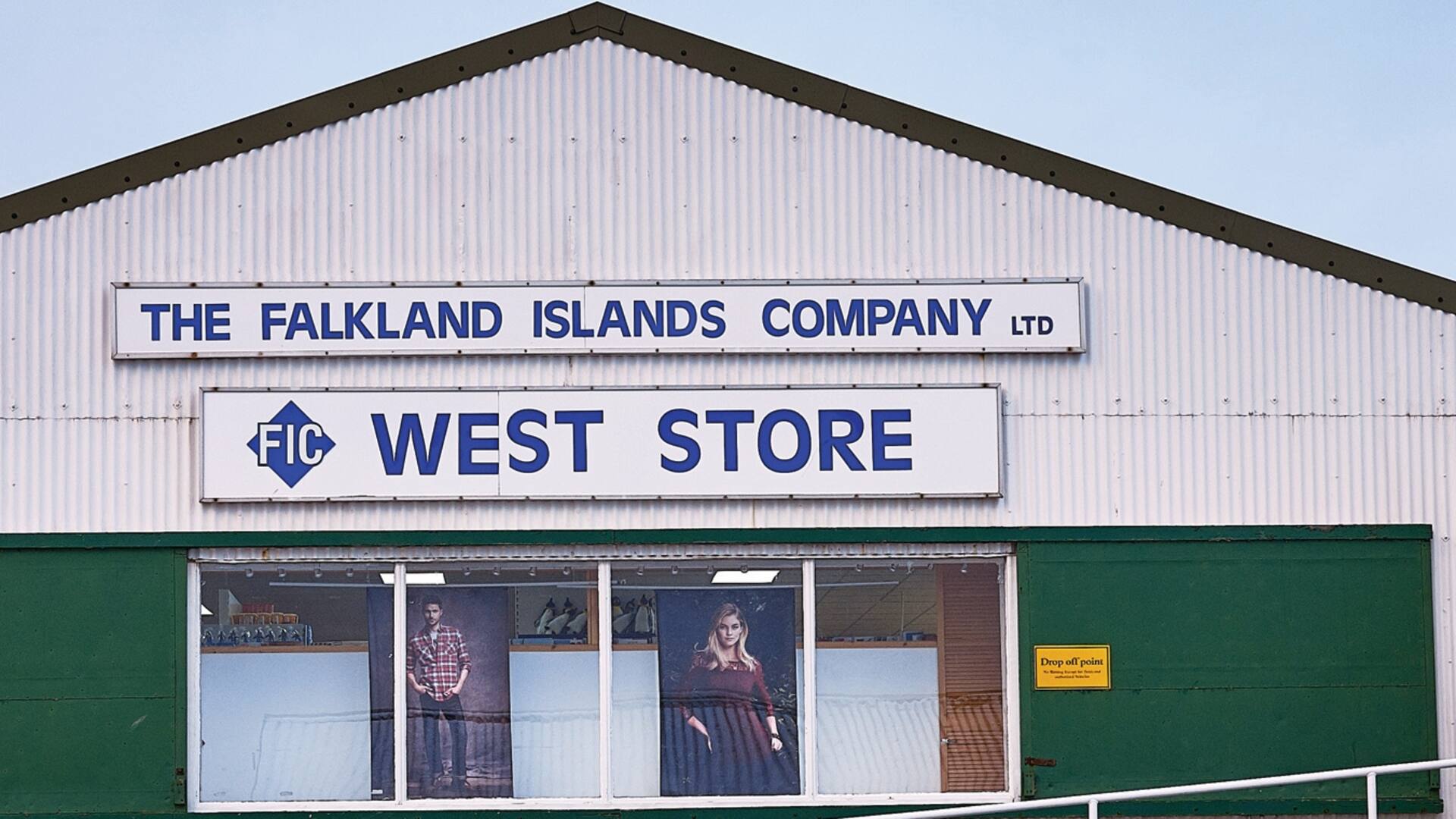En Ross Road, la calle principal de Puerto Argentino, se ubica uno de los supermercados grandes, el West Store