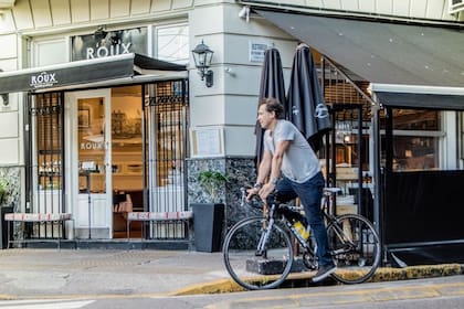 En Roux trabajan 35 personas que atienden a 75 comensales por turno, y todo lo hacen desde una cocina de 16m2 y una pastelería de 10m2. Una proeza que no se repite en ningún otro lugar de la ciudad porteña