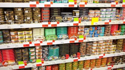 En Rusia, incluso un supermercado común puede ofrecer a los viajeros una selección sorprendentemente amplia de pescado en conserva