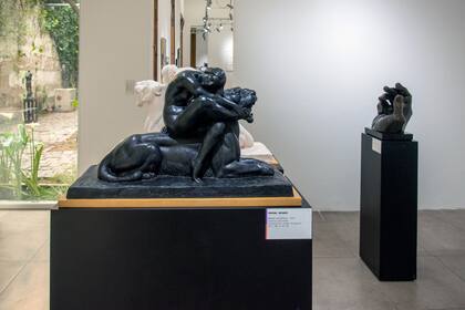 En Sala "Bronce, Manía Argentina", Mujer con felino, obra de Pascual Buigues de 1942. La mano que se ve detrás es de Rubén Locaso.