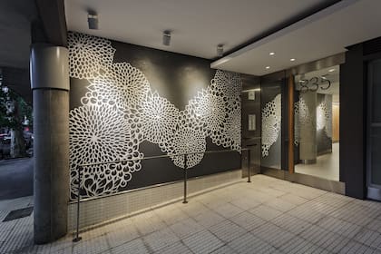En Salguero al 800 la artista Vicze (Victoria Czentner) realizó un muro con flores en blanco y negro en el interior y el exterior del edificio proyectado por el estudio Arquitectonika