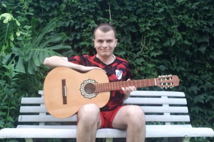 En San Antonio de Areco, Benja con su guitarra se inspira para cantar.