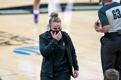 Hammon, la primera mujer que dirige a un equipo de la NBA en un partido