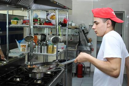 En San Diego, Café Coyote tiene una búsqueda abierta como Subgerente de Cocina con salarios entre US$25 y US$30 por hora (Archivo)