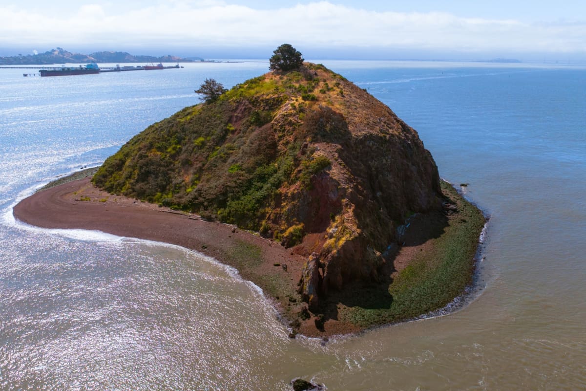 En San Francisco, California, se encuentra a la venta una isla por 25 millones de dólares; en el siglo XIX supo ser explotada por una empresa minera