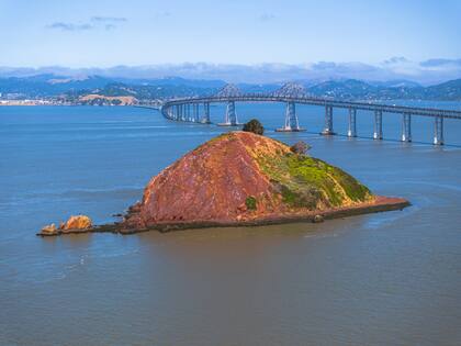 En San Francisco, California, se encuentra a la venta una isla por 25 millones de dólares; en el siglo XIX supo ser explotada por una empresa minera