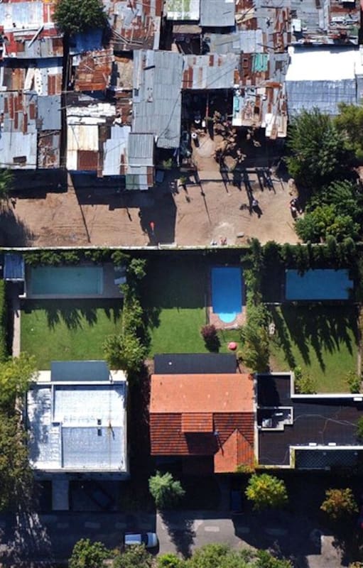 En San Isidro, de un lado del muro, la villa La Cava; del otro, un barrio residencial