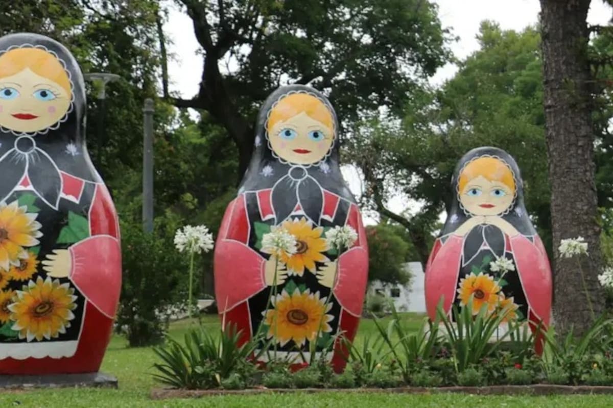 En San Javier hay varias señales de las raíces rusas del pueblo, como estas grandes matrioskas en la plaza Libertad