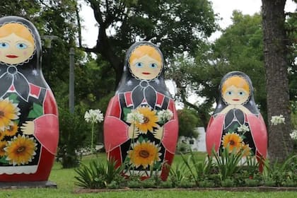 En San Javier hay varias señales de las raíces rusas del pueblo, como estas grandes matrioskas en la plaza Libertad