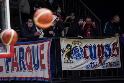En San Lorenzo 60 vs. Boca 78, enfrentamiento de la jornada de apertura de la Liga Nacional de Básquetbol, hinchas del Ciclón gritaron "¡que se vayan todos!"; ni bien volvió el público azulgrana a un estadio, aunque no de fútbol, se sintió la tensión que hay en el club.