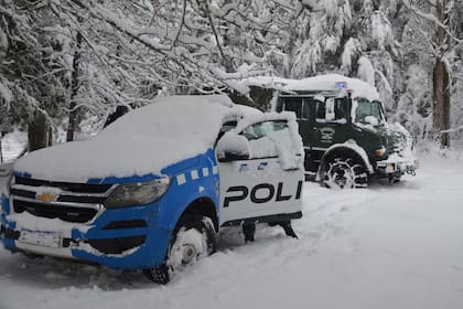 En San Martín de los Andes, Gendarmería Nacional realiza un operativo por las intensas nevadas que cayeron en esa ciudad